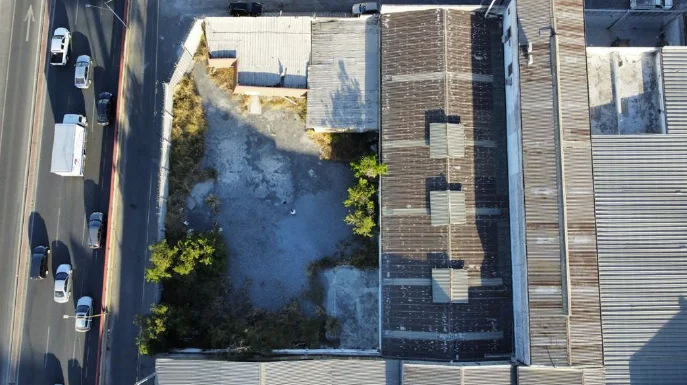 Terreno y Bodega uso Comercial con frente a Av. Morones Prieto